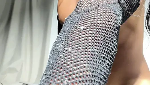 Büyük yaraklı gotik trans kız arka arkaya birden fazla kez boşalıyor
