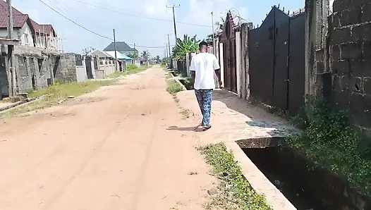 Eski sevgilisi onu çıplak görünce ziyarete geldi ve yarağı ayağa kalktı