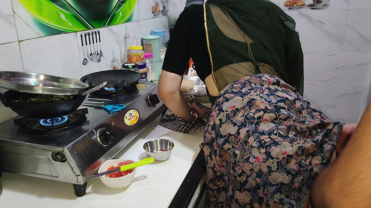 Desi bhabhi kitchen me khana bana rahi thi tabhi devar ne piche se le li bhabhi ki hardcore sex
