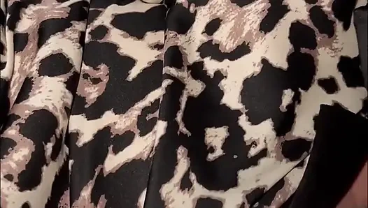 Aku ngusap toket pacarku, ngusap pentilnya, dia ngocok kontolku dan aku muasin toketnya sekarang juga