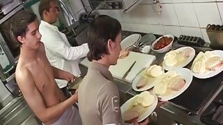 Funcionários bonitos do restaurante desfrutam de uma sessão de chupar suada!