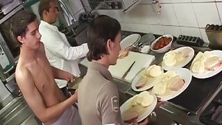 Il bel personale del ristorante si gode una sessione di succhia sudato!