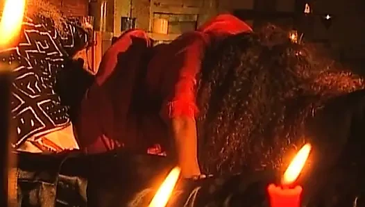 Cewek hot rambut cokelat lagi asik muasin memeknya pakai lilin sensual