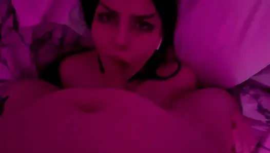 Интимный момент настоящей пары под красным светом
