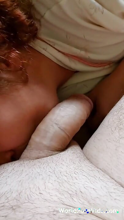 Die ältere frau lutscht einen älteren schwanz, bis er sperma auf ihre zunge spuckt