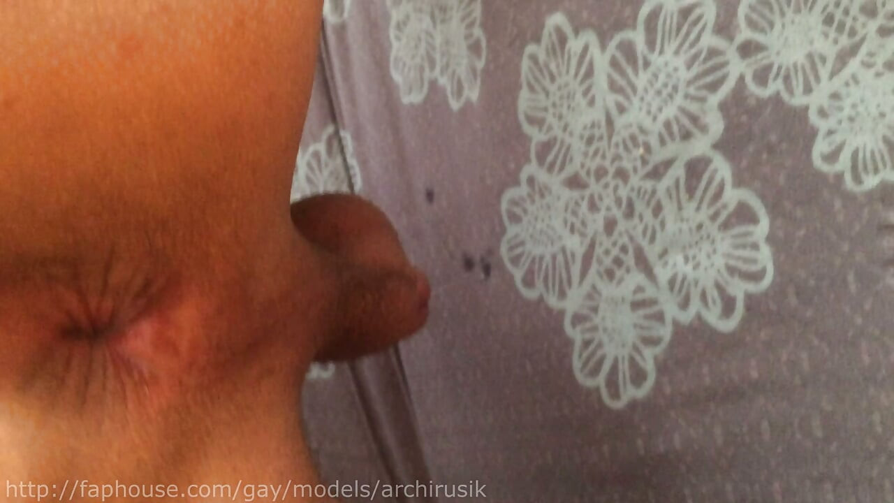 Mladá Roztomilá Sissy Femboy 18 letá Twink Proti tátovo velkému čůrákovi bez kondomu!