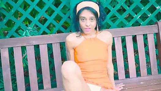 Прогулка в саду с показом трусиков