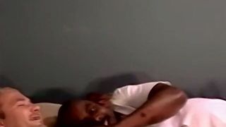 Черный чувак раздвигает ноги, чтобы белый мужик кончил на него в любительском видео