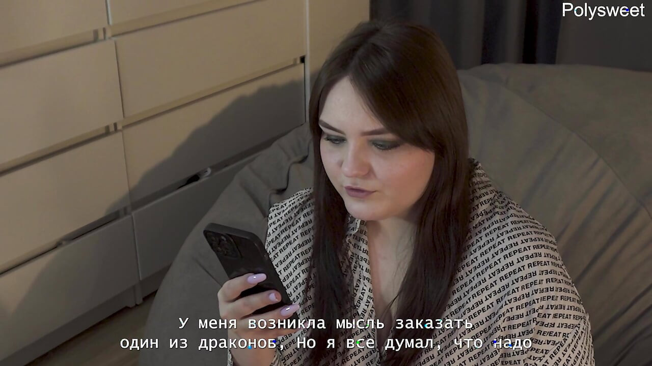 História pornô - uma garota me fodeu com uma cinta-caralho depois de uma viagem de negócios