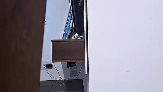 Ehemann filmt ehefrau beim putzen des bodens - en sub