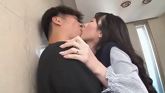 Mina Sakura Seductive Pussy Flash From the Sexy Neighbor Wife