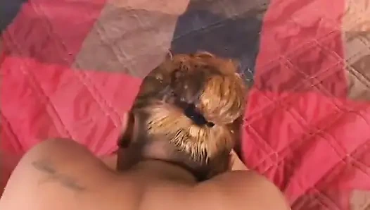 Симпатичная чернокожая красотка Alize стонет от удовольствия, пока огромный хуй проникает в нее раком на кровати