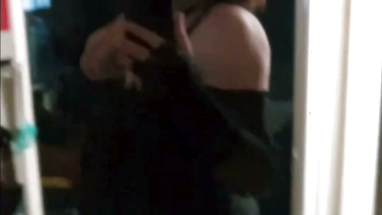 "Debela guza crvenokose u uskim ružičastim hlačama, selfie u ogledalu u kupaonici"