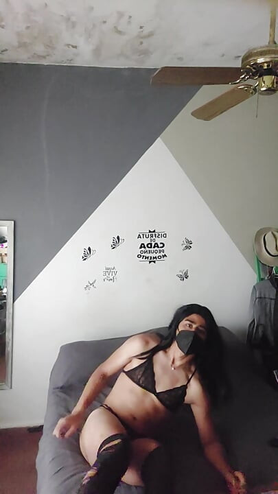 Crossdresser nosi bieliznę po raz pierwszy