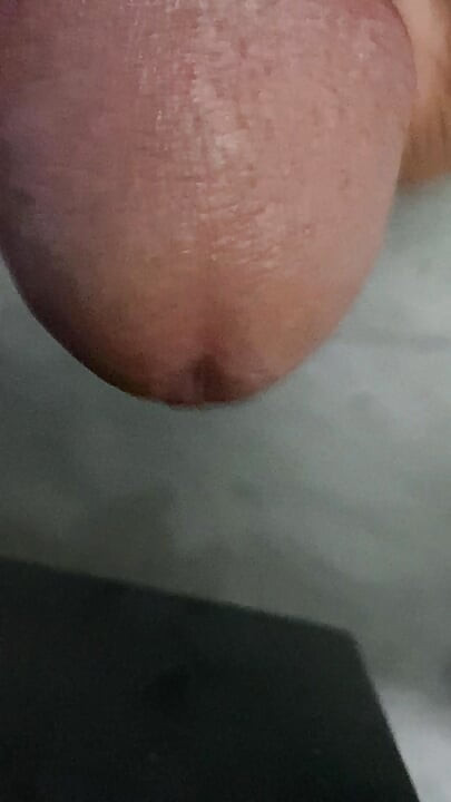 In the bathroom, there was a cock that was getting an erection, only knowing how to endure it, not having to do it