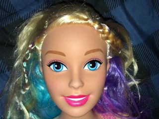 Éjaculation sur la tête de coiffage de Barbie 4