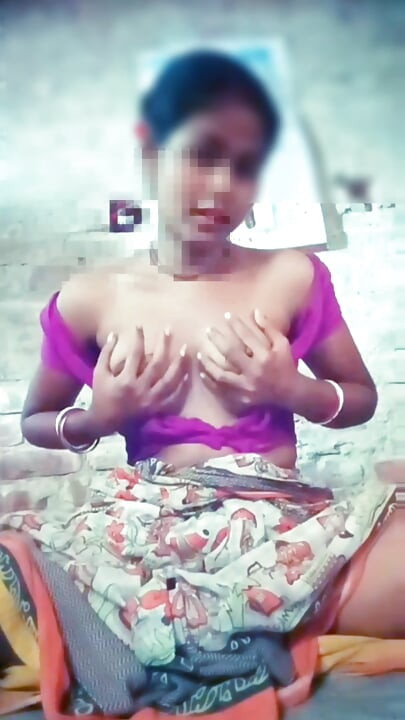 欲求不満の妻の膣が大きなボトルでセックスされ、クリームとジュースが彼女の膣に溢れている