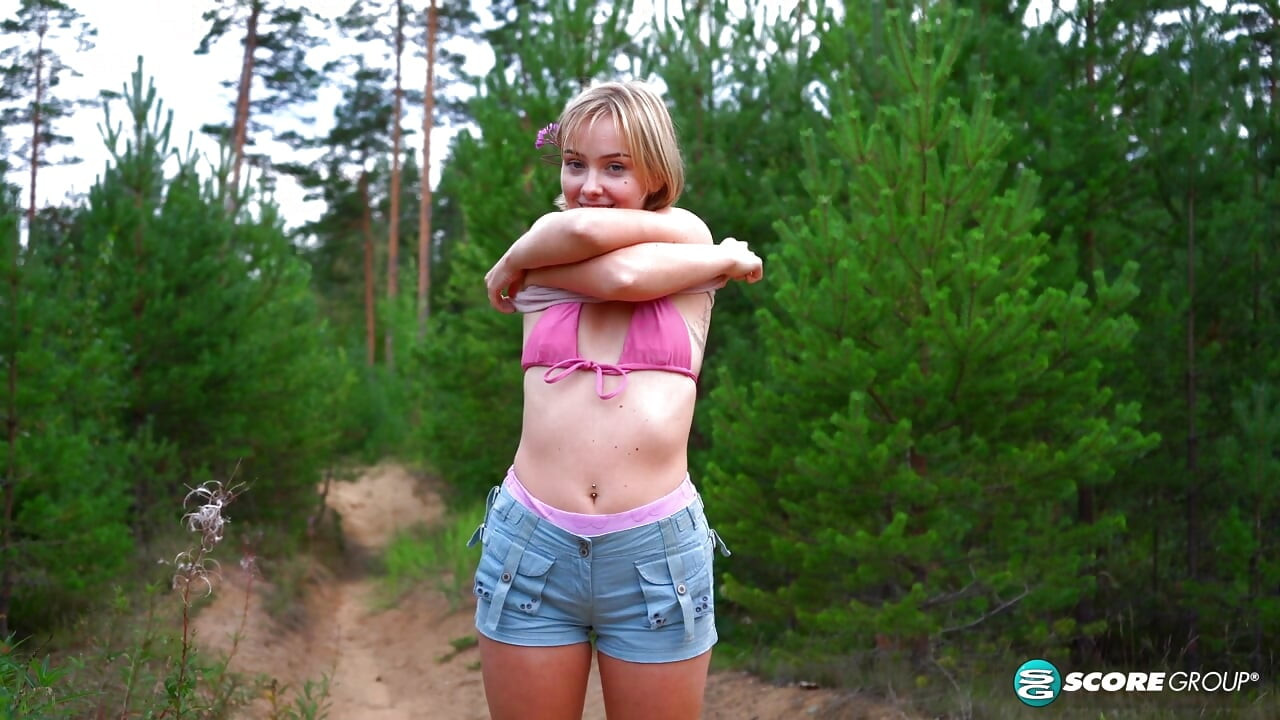 Η καυλιάρα Ελένη γυμνώνεται στο δάσος και δαχτυλώνει τον φαλακρό της