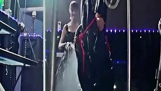 Неприятная холодная вода для резинового рабов