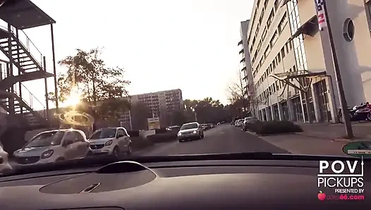 Deutsches Blondes Babe fährt nackt durch Berlin + Sex in der Öffentlichkeit