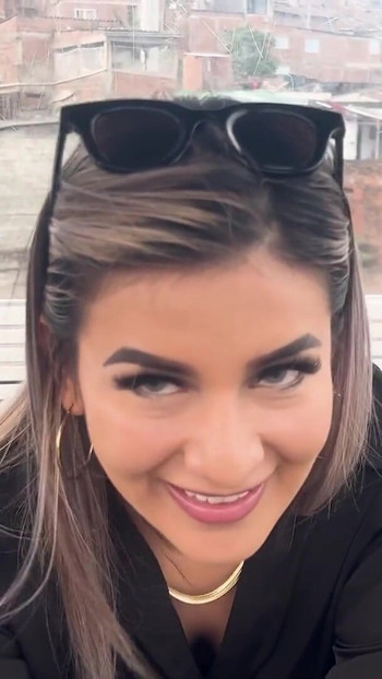 "Şehrimde teleferiğe binerken açık havada üvey erkek kardeşimin en iyi arkadaşına sikişiyorum ve yarak emiyor! Naty"
