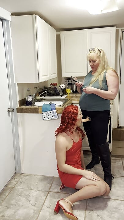 Crossdresser Bailey Wilde pegged od strane žene