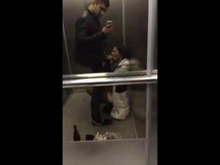 Flickvän sväljer min sperma i hissen