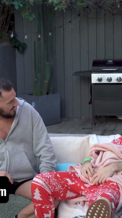 Üvey baba Derek Allen üvey oğlunu Dakota Lovell mastürbasyon yaparken yakaladı - familydick | Klip 1