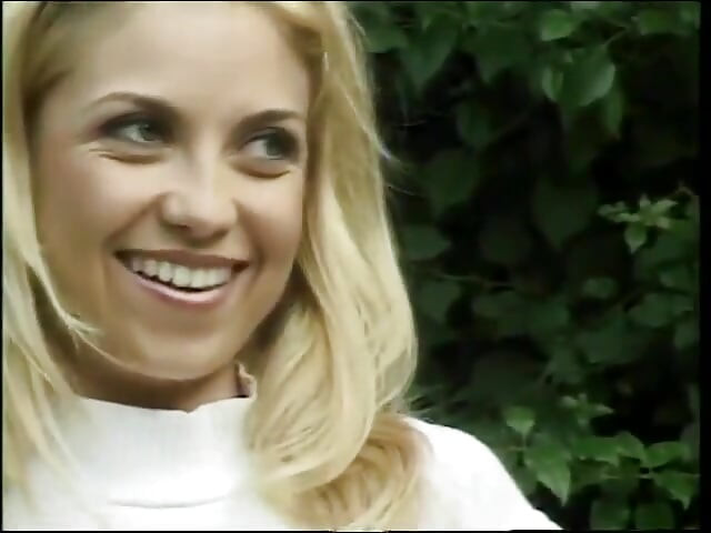 Liten blondin har lesbisk erfarenhet med brunettvän