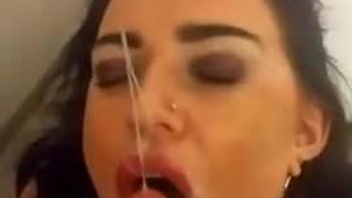 Doorboord meisje krijgt een sperma in het gezicht na een pijpbeurt