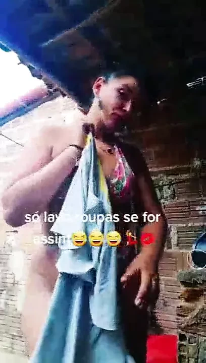 Safada gosta de mostrar o bucetao