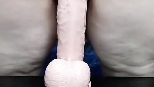 Грязная сливочная киска и большая намазанная маслом задница, прими большой дилдо