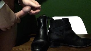 Giày bốt đến mắt cá chân của bạn gái Cumming