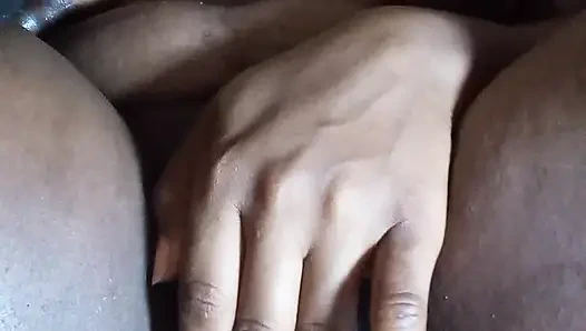 Banyo yapıyor ve amımı parmaklıyorum