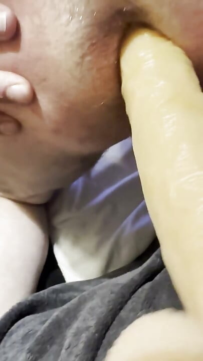 Vrouw heeft me vastgepind met een grote dildo