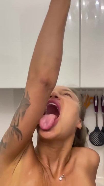 Måste-dela ögonblick från "Naked Monika Fox gör apelsinjuice &pressar juice på sig själv"