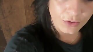 Bonita Milfycalla com bichano faminto mijando no banheiro, mijando close-up 182