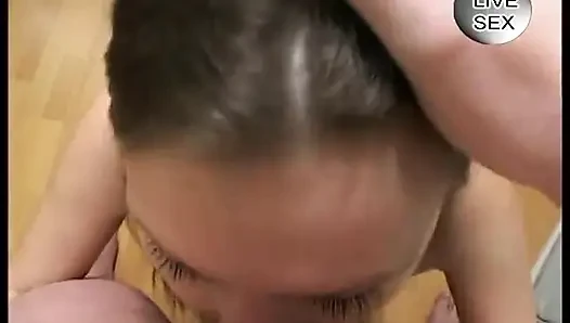 Cewek seksi rambut cokelat muasin pacarnya dengan nyepong kontol luar biasa