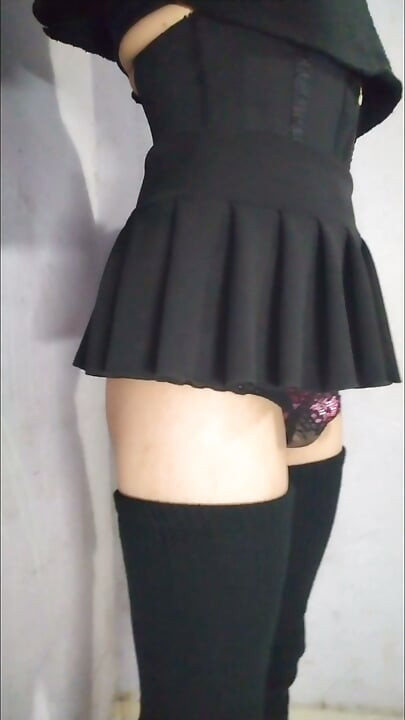 Femboy i minikjol