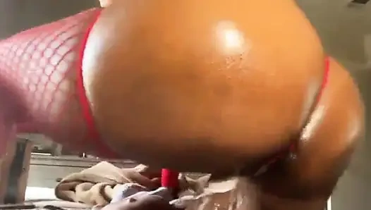 Cewek seksi kulit hitam lagi asik fingering memeknya