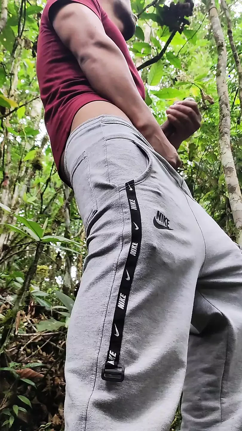 Jovem se masturba debaixo da estrada e acha que alguém o vê