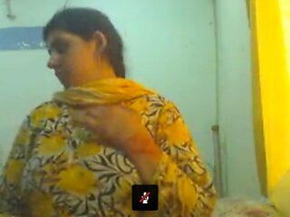 Lahori huisvrouw Saba toont grote borsten op webcam