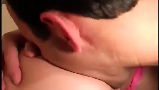 Eine heiße blondine in einem rosa tanga wird in den arsch gefickt