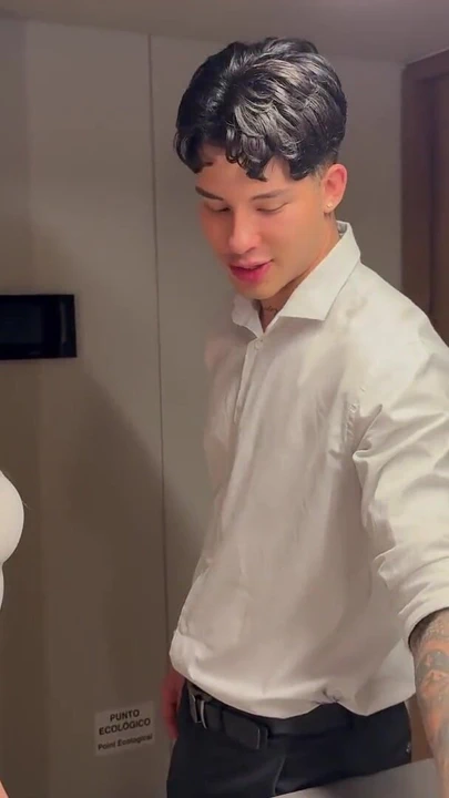 来自的强大时刻 "丰满的房地产经纪人通过给他的好鸡巴口交来说服她的客户购买"