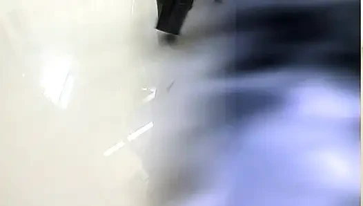 Sexy brünette in sexy dessous und strümpfen bekommt ihre weiße muschi von einem großen schwarzen schwanz gefickt