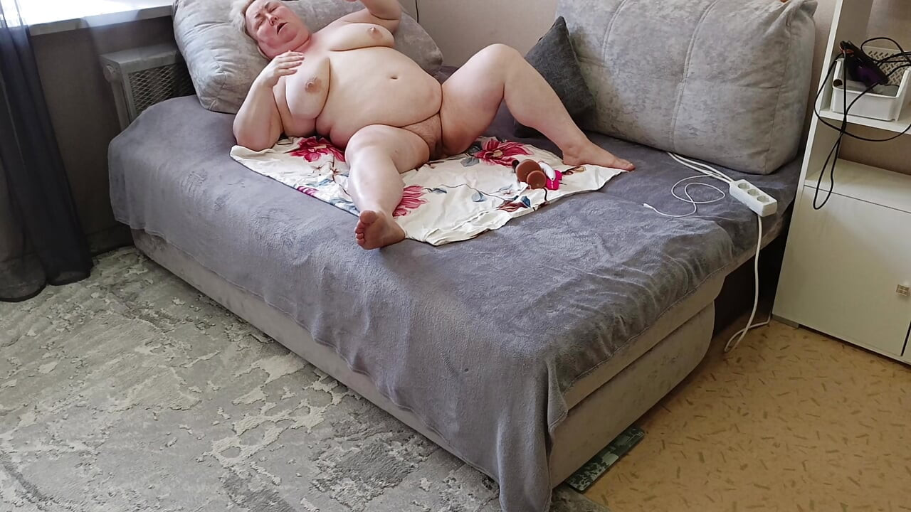 Maćeha je pokazala svoje ogromne sise, dlakavu pičku i guzu