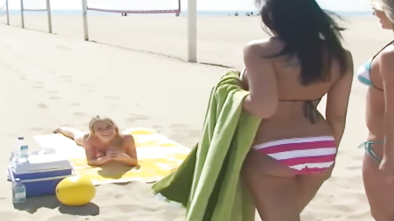 Beach Girls Επιστρέφουν Σπίτι - Τέσσερις Κούκλες Γλείφουν και Παίζουν με Παιχνίδια στο Ροζ Κρεβάτι