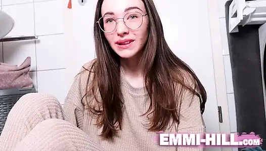 Seksi sıska looner kız balonlarıyla eğleniyor.