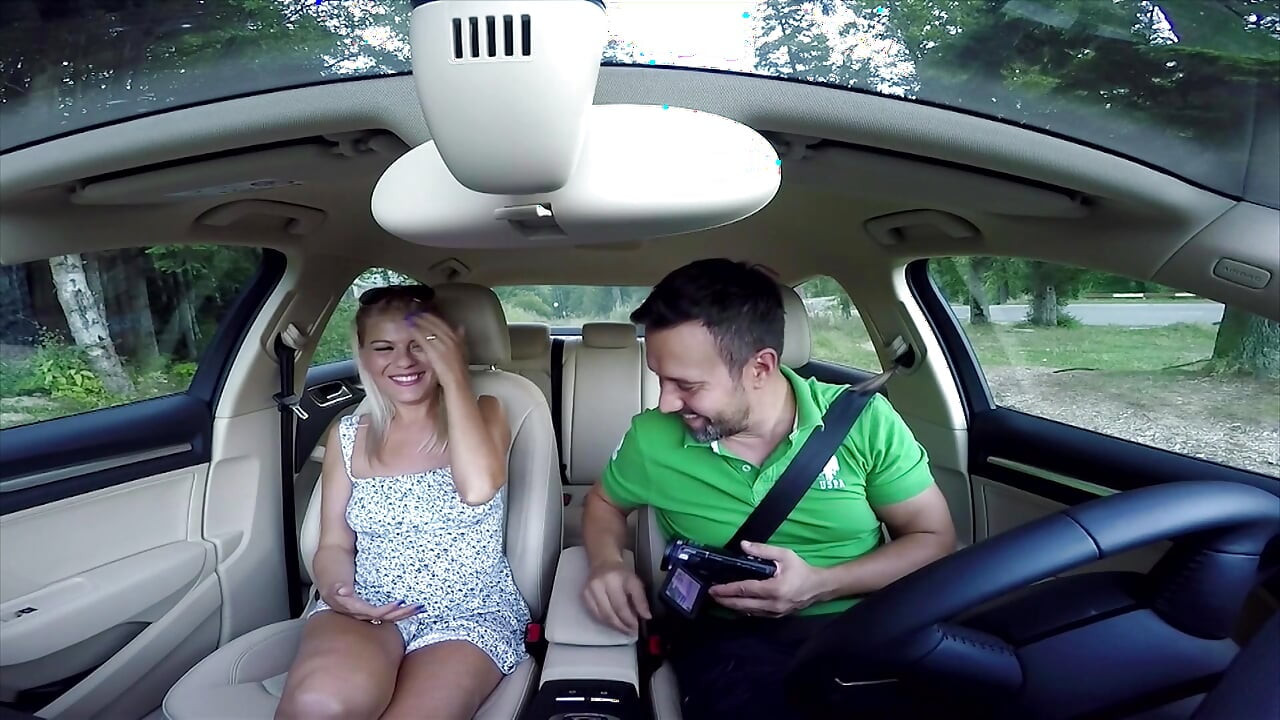 Sexy behaarte blondine wird im freien in ihre muschi gefickt