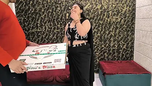 Pizzacı adam Hintli bayanı bedava pizza için sikiyor